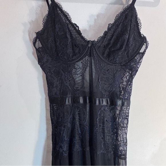 LISA’S FOLLY LUXE Sz S Elegant Black Lace Nightgown Built In Bra Adjustabletable - Picture 3 of 10